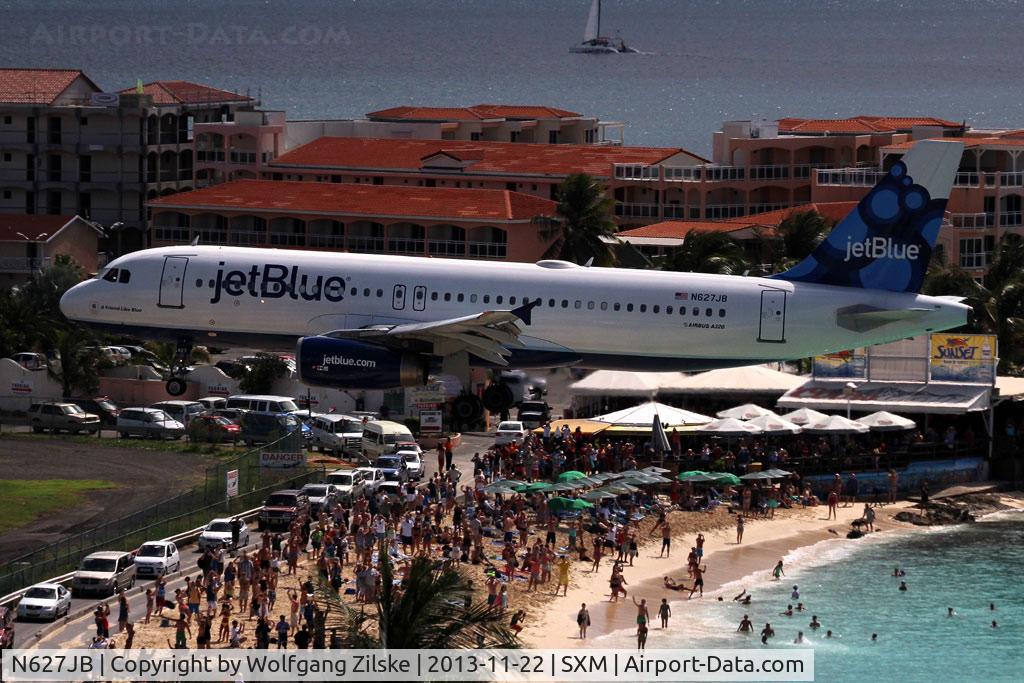 N627JB, 2005 Airbus A320-232 C/N 2577, From the Sonesta Hotel