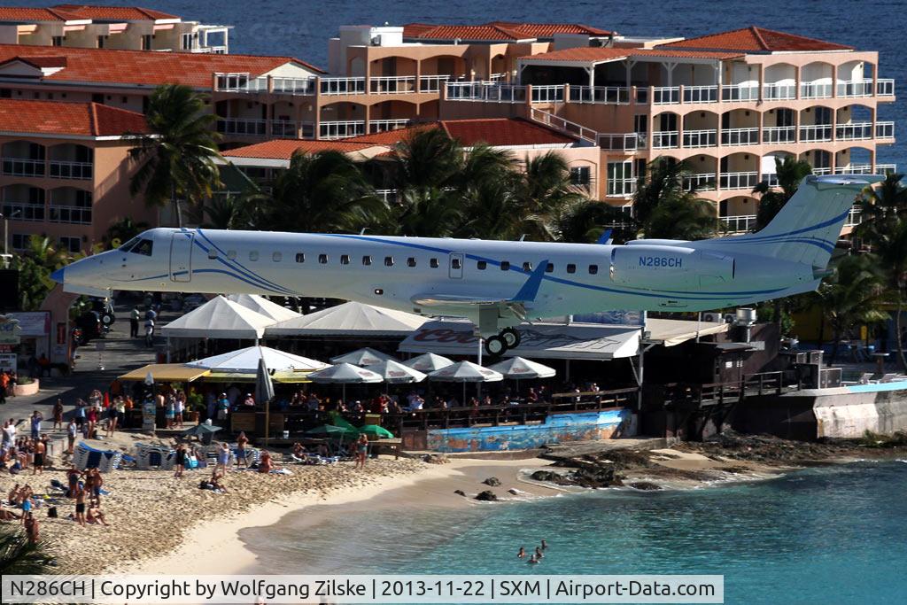 N286CH, 1997 Boeing 737-36Q C/N 28664, From the Sonesta Hotel