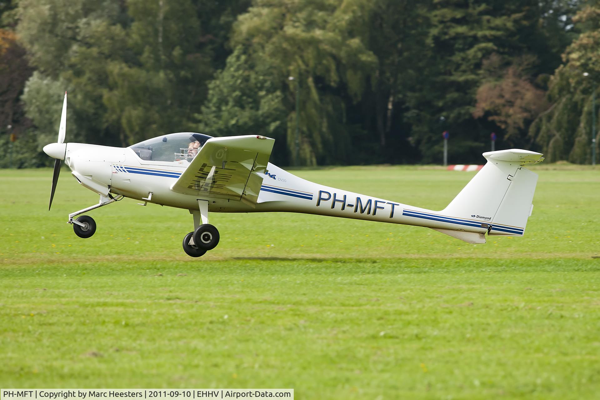 PH-MFT, 1996 HOAC DV-20-100 C/N 20155, Very very short final on grass runway 18: home plate.