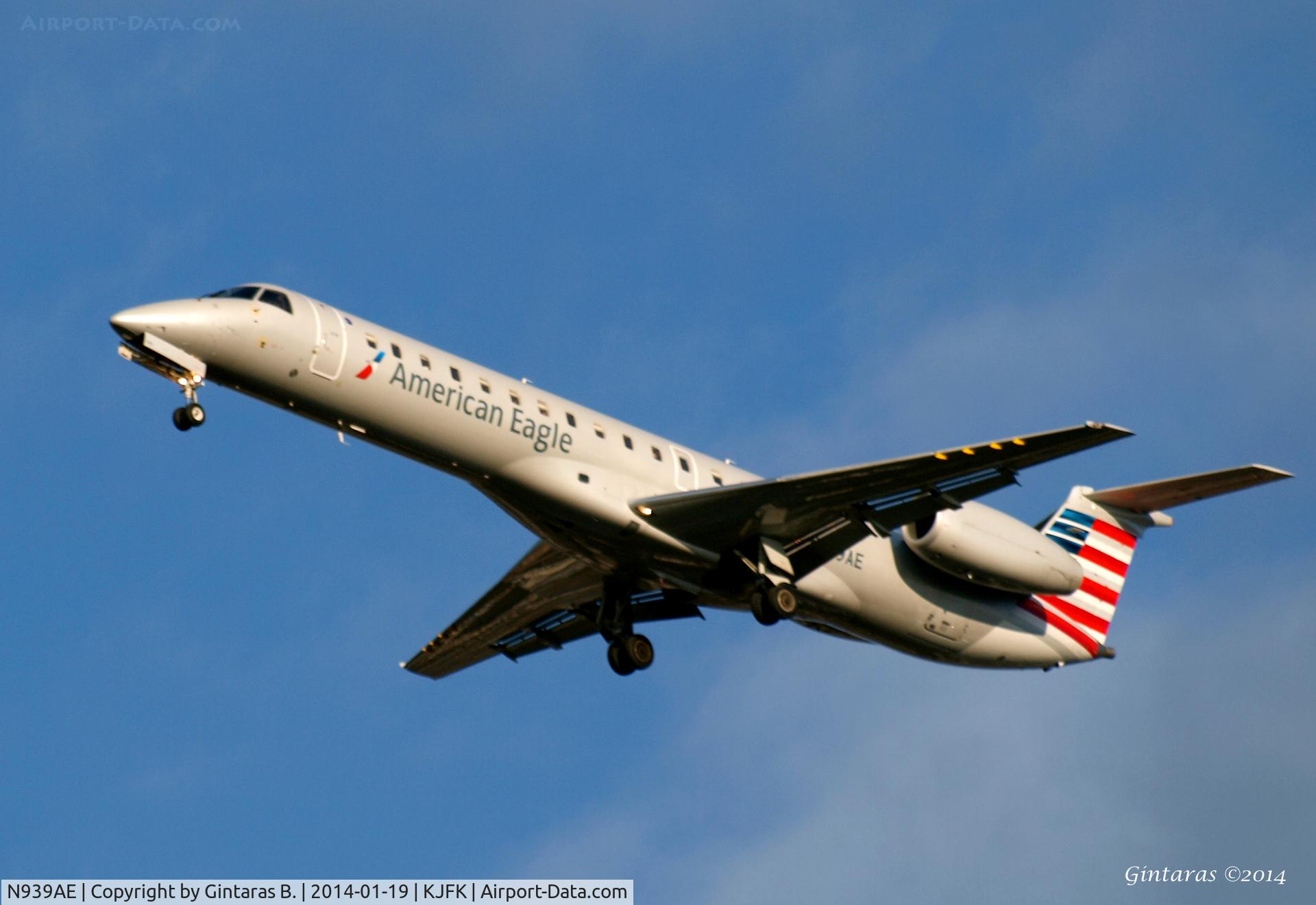 N939AE, 2005 Embraer ERJ-145LR (EMB-145LR) C/N 14500923, Going to a landing on RWY 31R