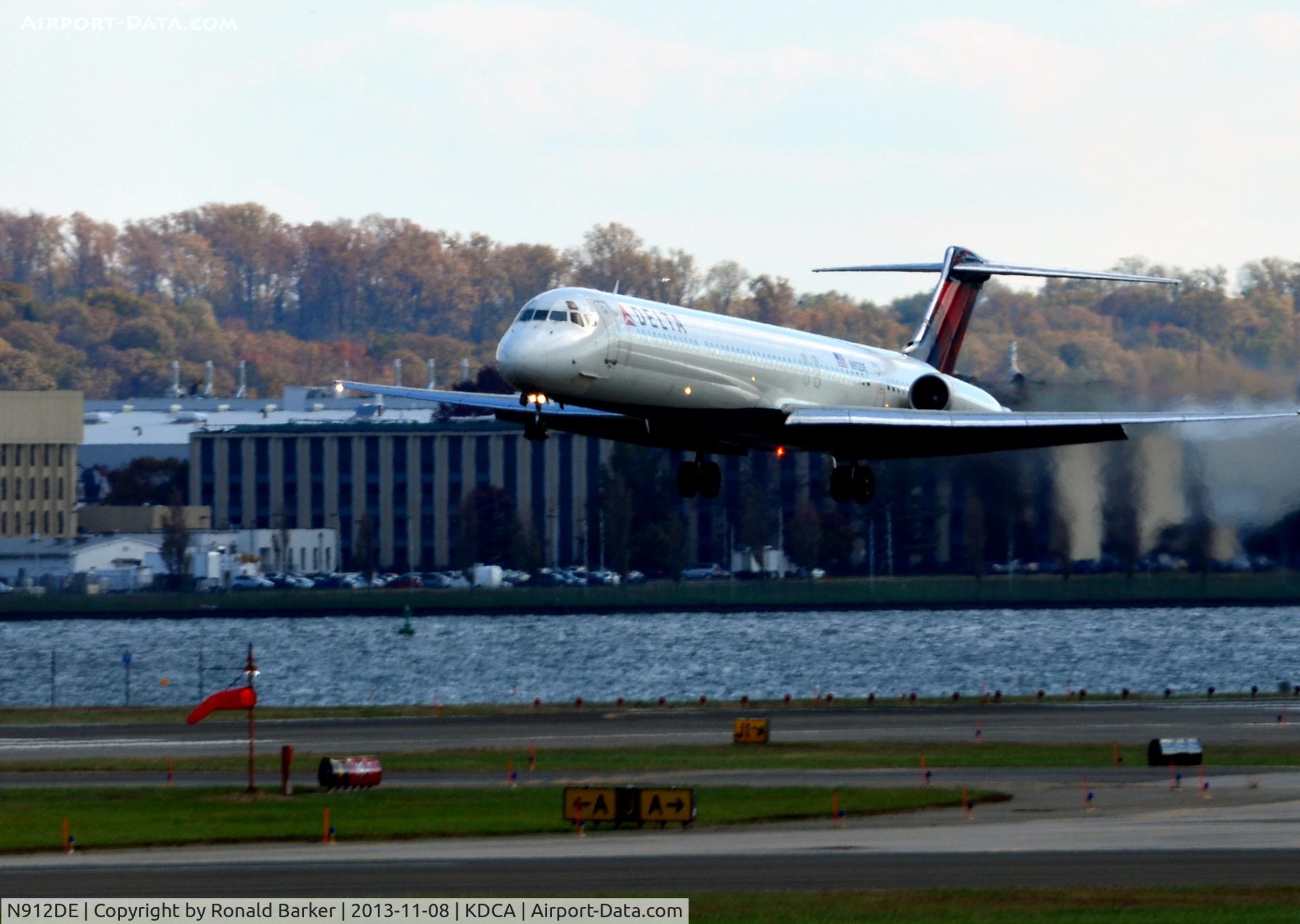 N912DE, 1992 McDonnell Douglas MD-88 C/N 49997, Approach to National