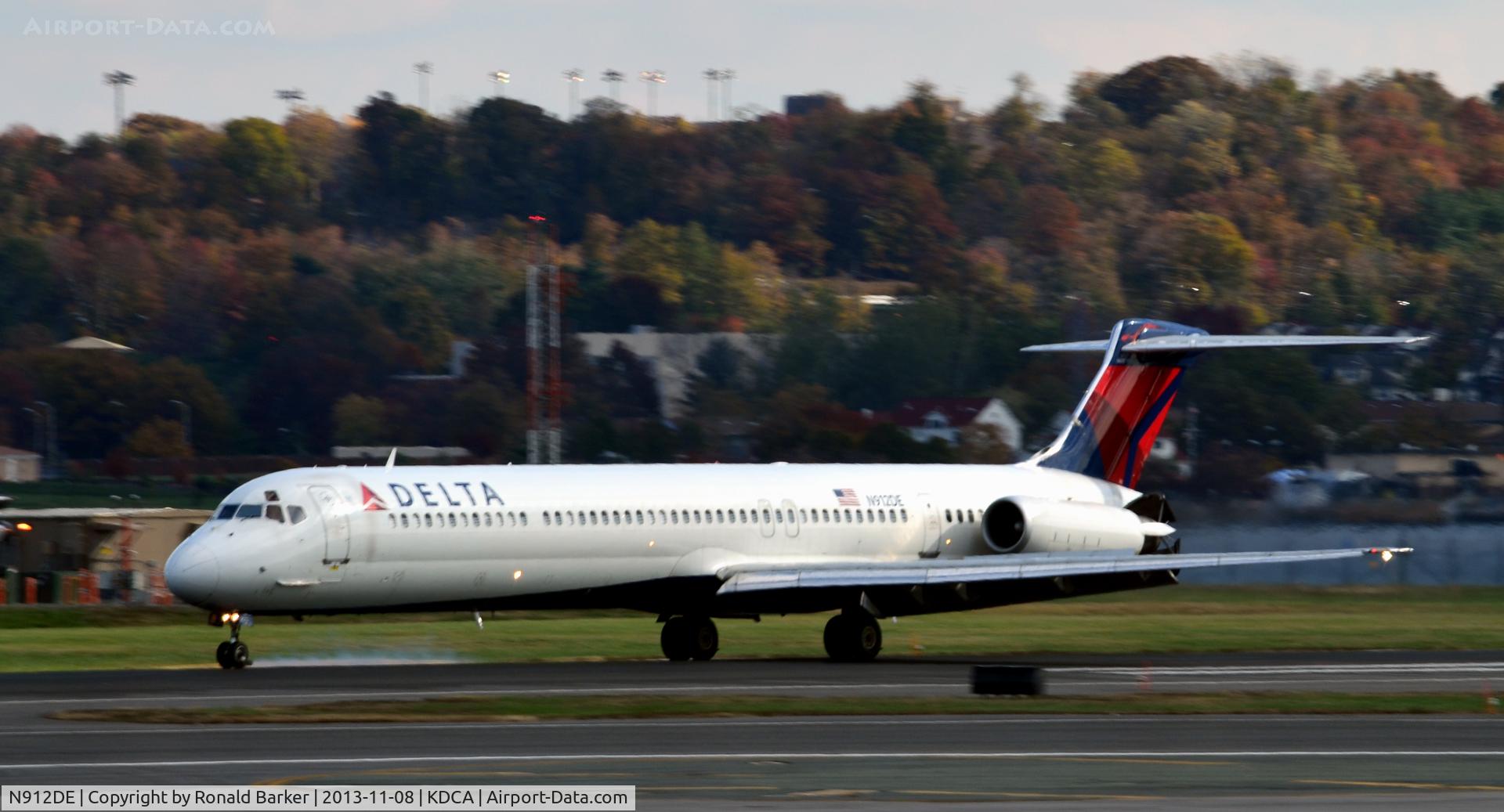 N912DE, 1992 McDonnell Douglas MD-88 C/N 49997, Landing roll National
