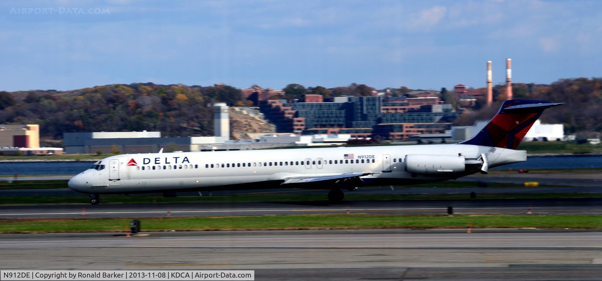 N912DE, 1992 McDonnell Douglas MD-88 C/N 49997, Landing roll with thrust reversers National