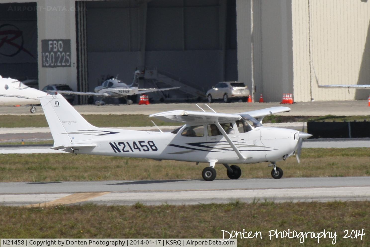 N21458, 2007 Cessna 172S C/N 172S10459, Cessna Skyhawk (N21458) taxis at Sarasota-Bradenton International Airport