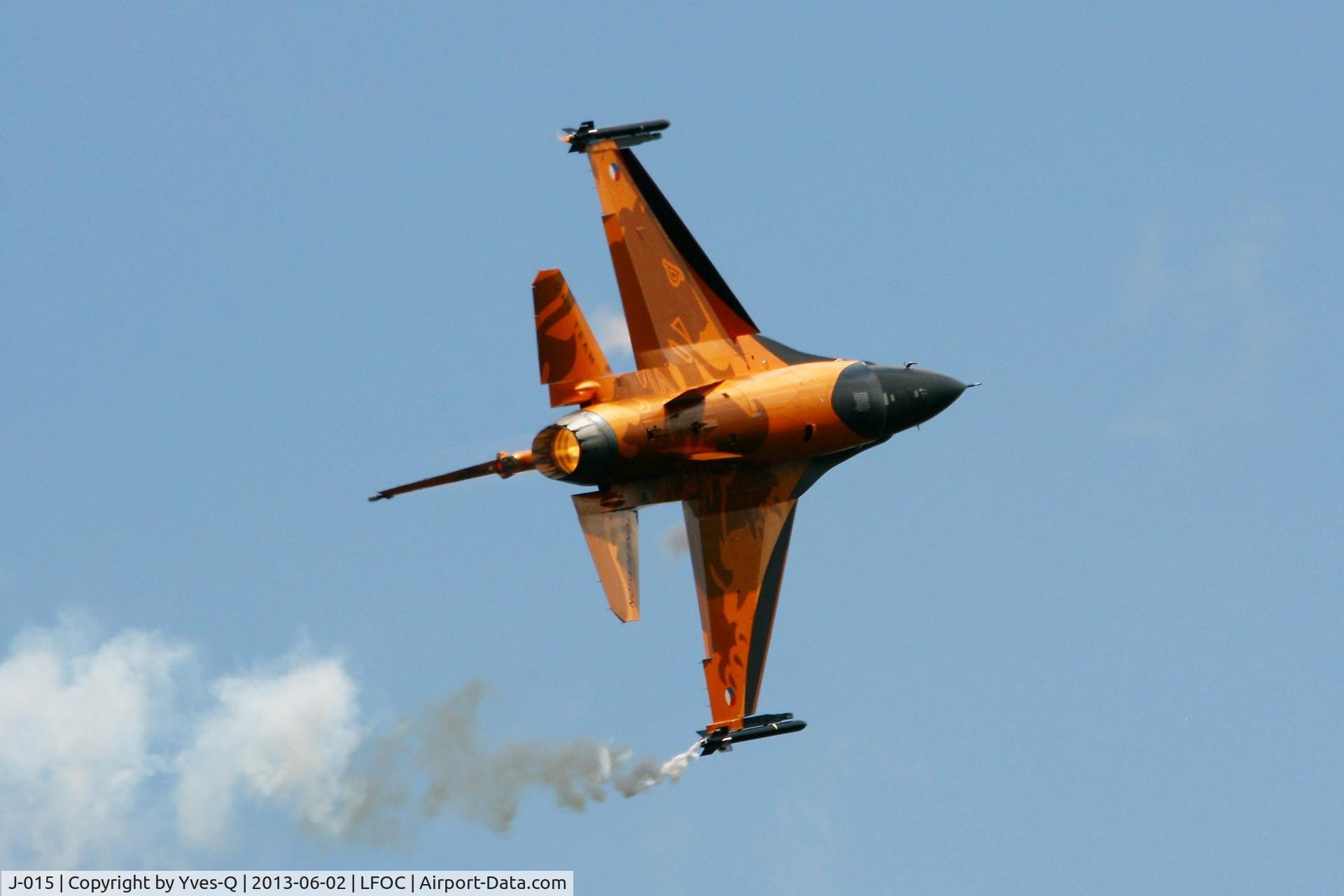J-015, 1991 Fokker F-16A Fighting Falcon C/N 6D-171, Netherlands Air Force General Dynamics-Fokker f-16AM Fighting Falcon, Solo display, Chateaudun Air Base 279 (LFOC) Open day 2013
