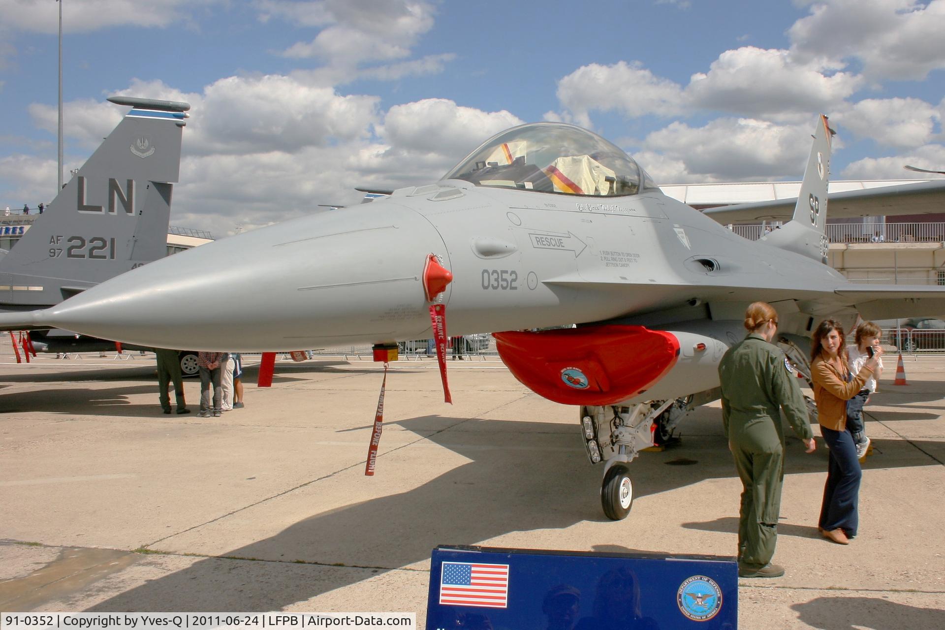 91-0352, 1993 General Dynamics F-16CJ Fighting Falcon C/N CC-50, General Dynamics F-16CJ Fighting Falcon from the 480th FS, Static Display Paris-Le Bourget (LFPB-LBG) Air Show 2011