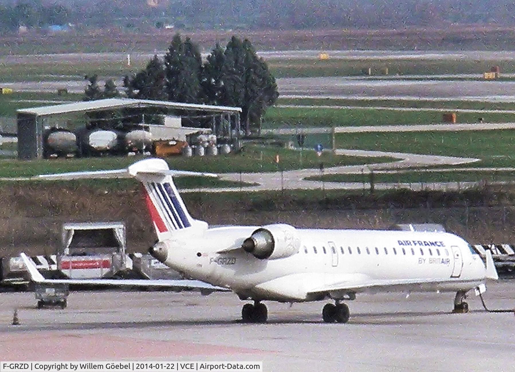F-GRZD, 2001 Canadair CRJ-702 (CL-600-2C10) Regional Jet C/N 10016, Parking on the platform of Marco Polo Airport