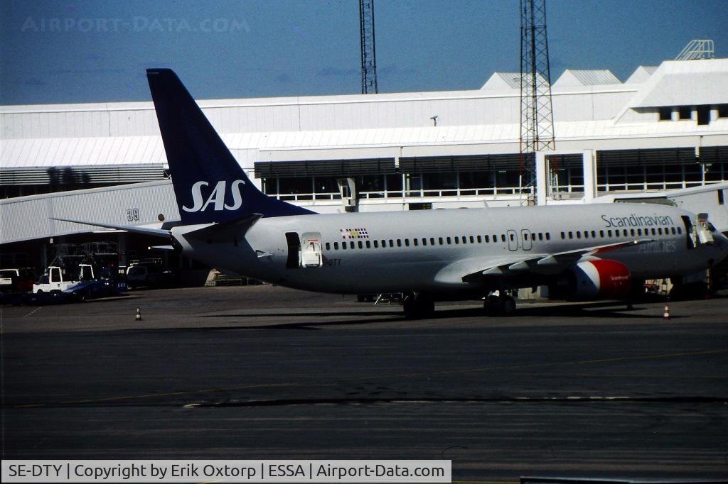 SE-DTY, 2000 Boeing 737-883 C/N 30193, SE-DTY at the domestic terminal in ARN