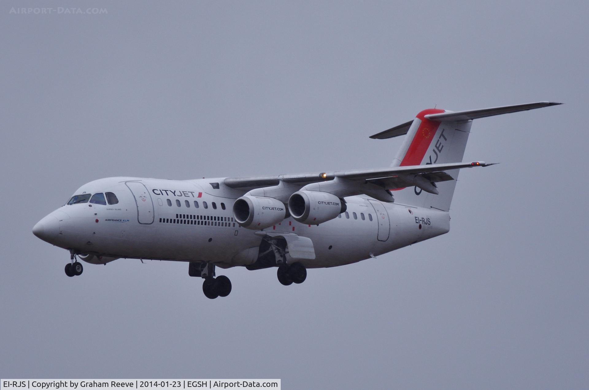 EI-RJS, 2000 British Aerospace Avro 146-RJ85A C/N E2365, Landing in heavy rain.