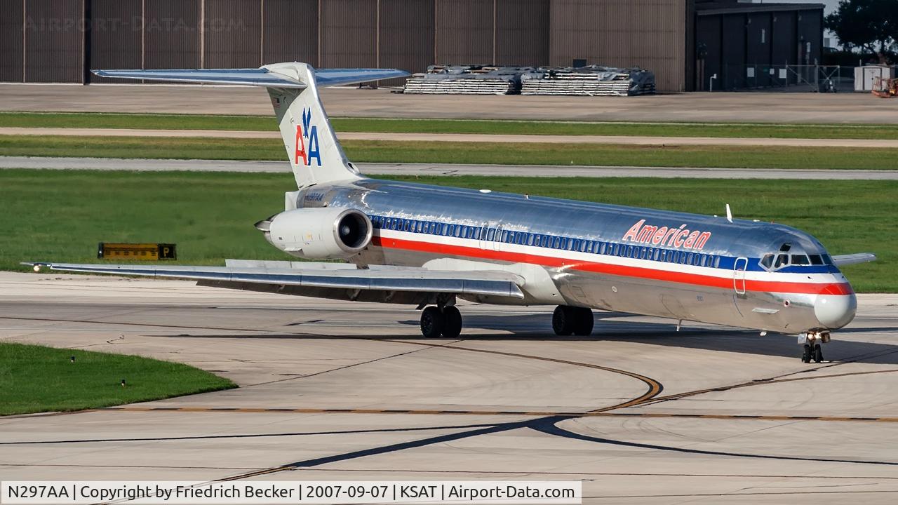 N297AA, 1985 McDonnell Douglas MD-82 (DC-9-82) C/N 49309, taxying to the gate