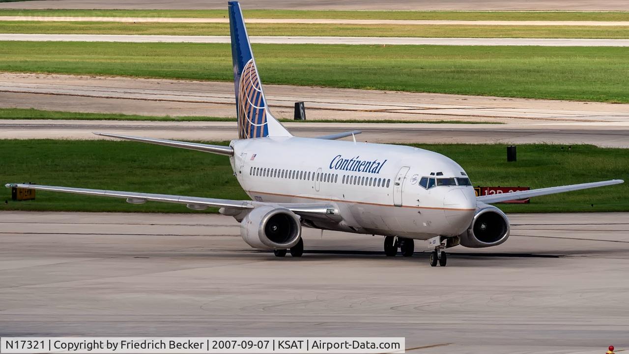 N17321, 1986 Boeing 737-3TO C/N 23372, taxying to the gate