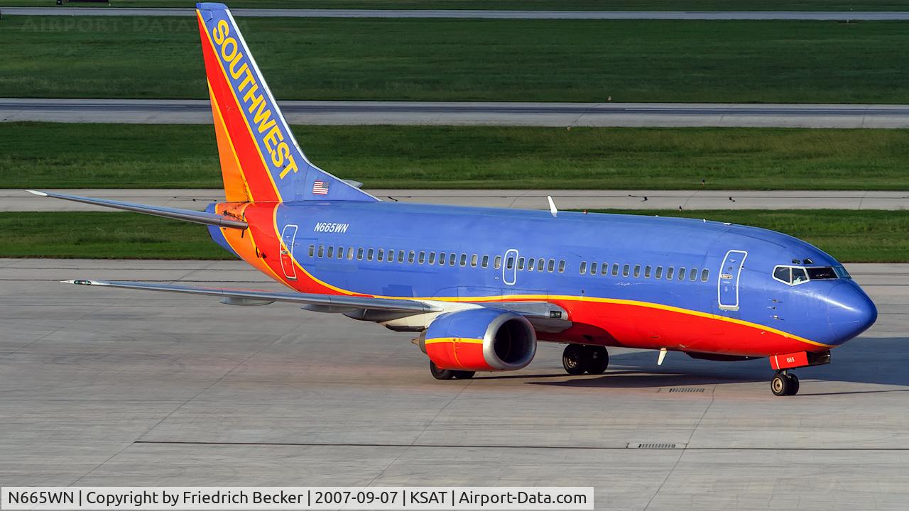 N665WN, 1986 Boeing 737-3Y0 C/N 23497, taxying to the gate