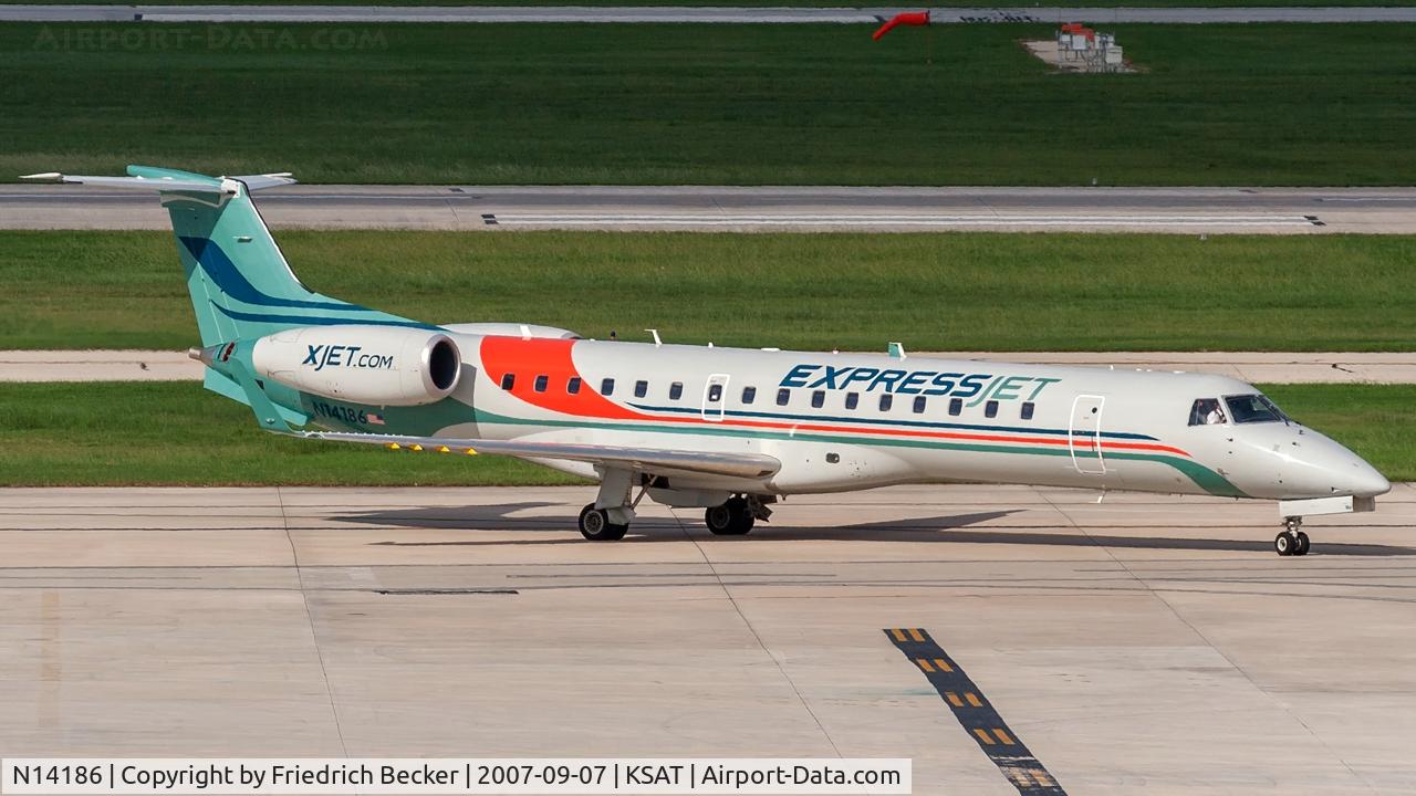 N14186, 2005 Embraer ERJ-145XR (EMB-145XR) C/N 14500924, taxying to the gate