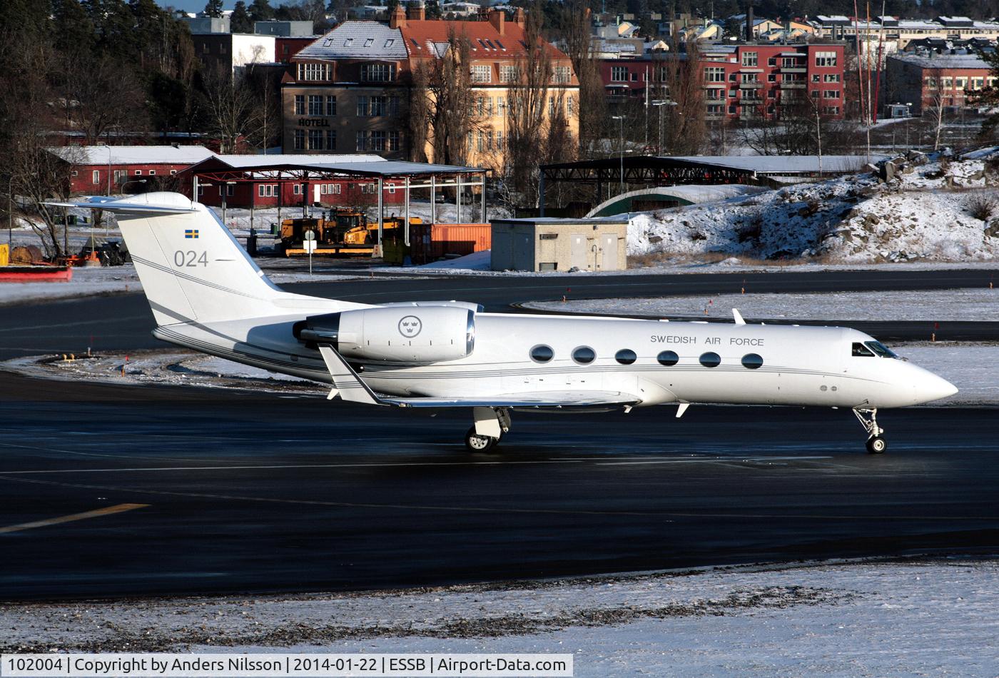 102004, Gulfstream Aerospace Tp102C (Gulfstream IV) C/N 1274, Lining up runway 12.