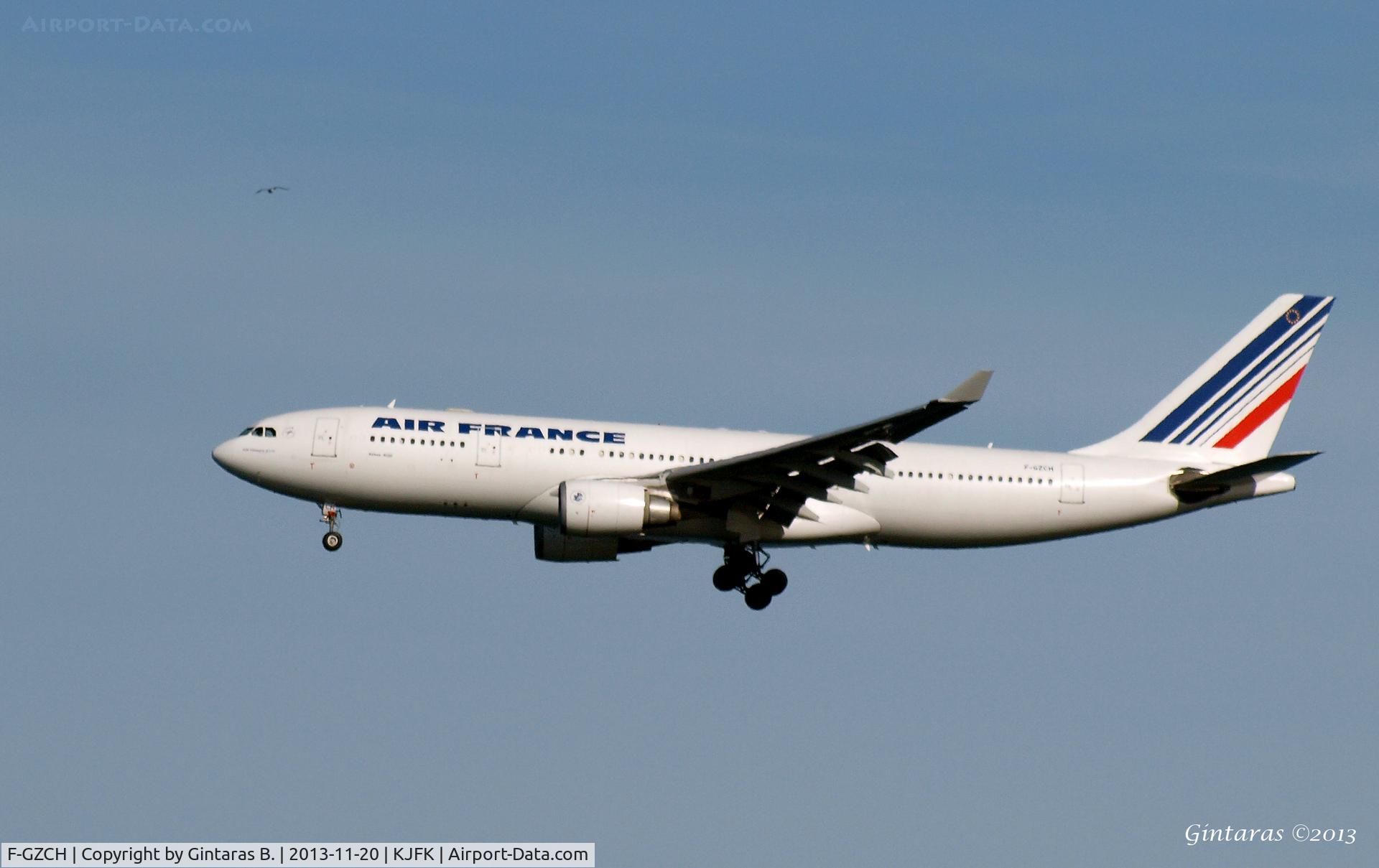 F-GZCH, 2000 Airbus A330-243 C/N 500, Going to a landing on RWY 31L, JFK