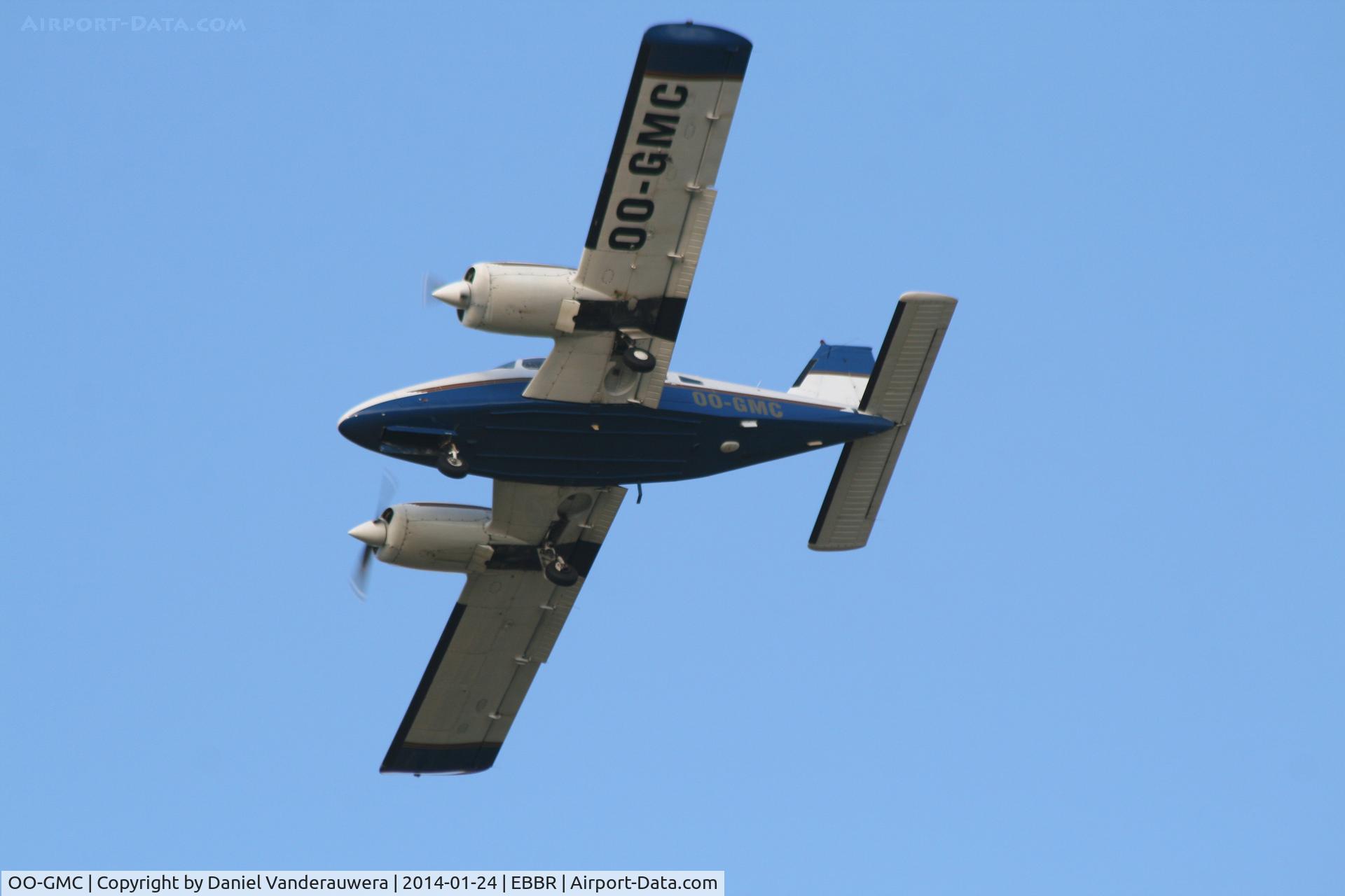 OO-GMC, 1979 Piper PA-34-200T Seneca II C/N 34-7970007, Desceding to RWY 25R
