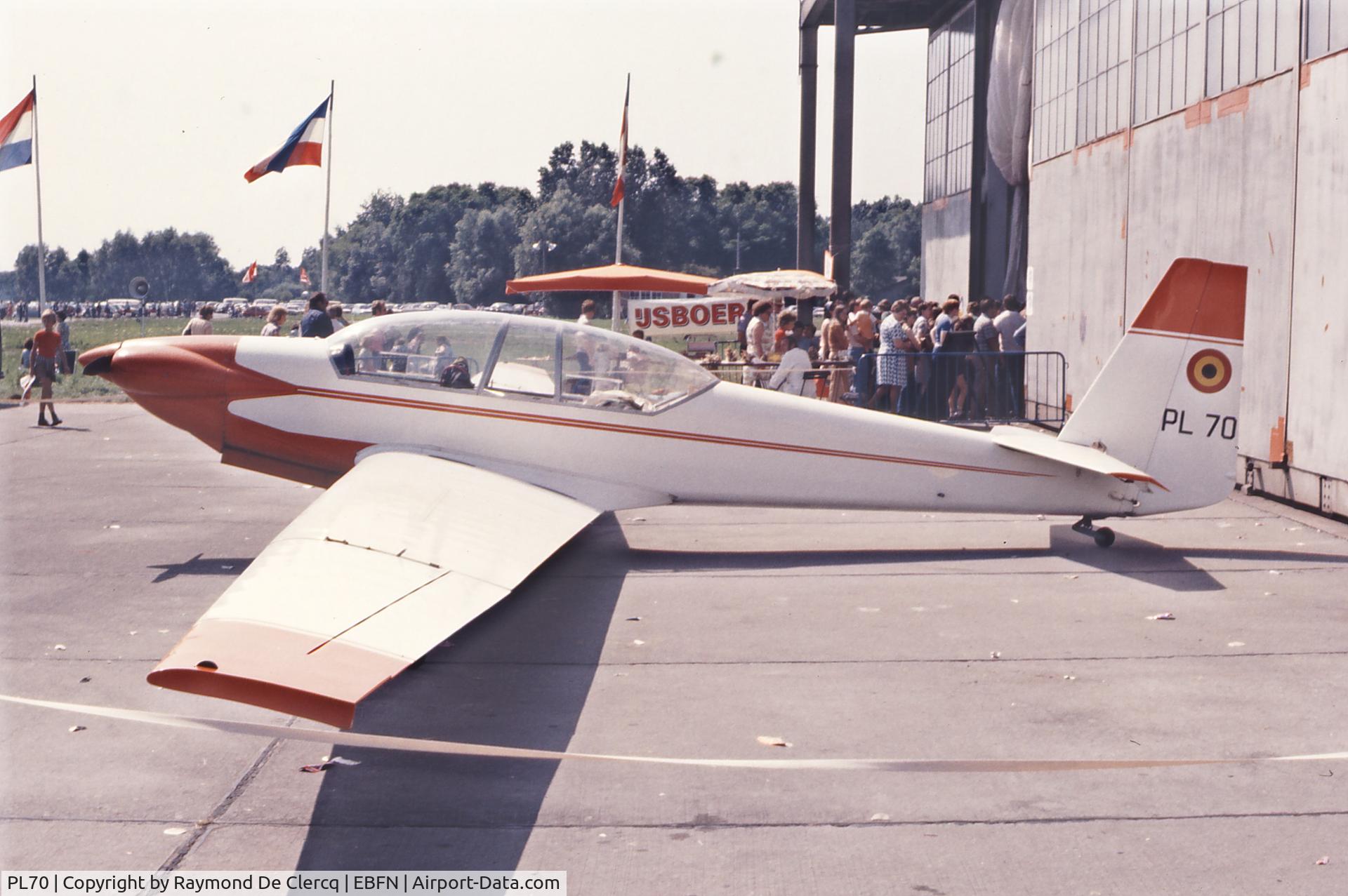 PL70, 1972 Sportavia-Putzer RF-5B Sperber C/N 51009, Only one RF-5B was used by the Belgian Air Cadets.
Koksijde Air Base, during an airshow in the 70's.