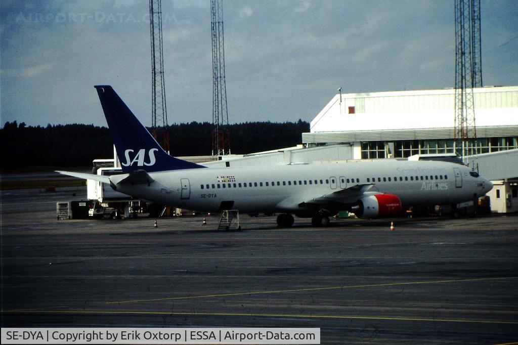 SE-DYA, 2000 Boeing 737-883 C/N 28323, SE-DYA at the ARN domestic terminal