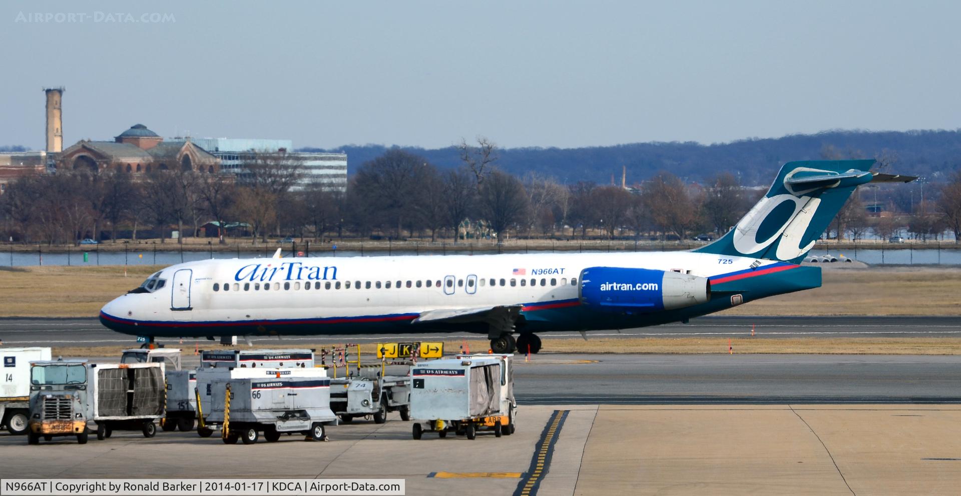 N966AT, 2001 Boeing 717-200 C/N 55027, Taxi National