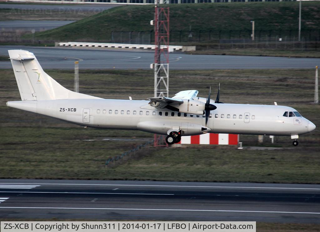 ZS-XCB, 1996 ATR 72-212 C/N 460, Landing rwy 14R in all white c/s