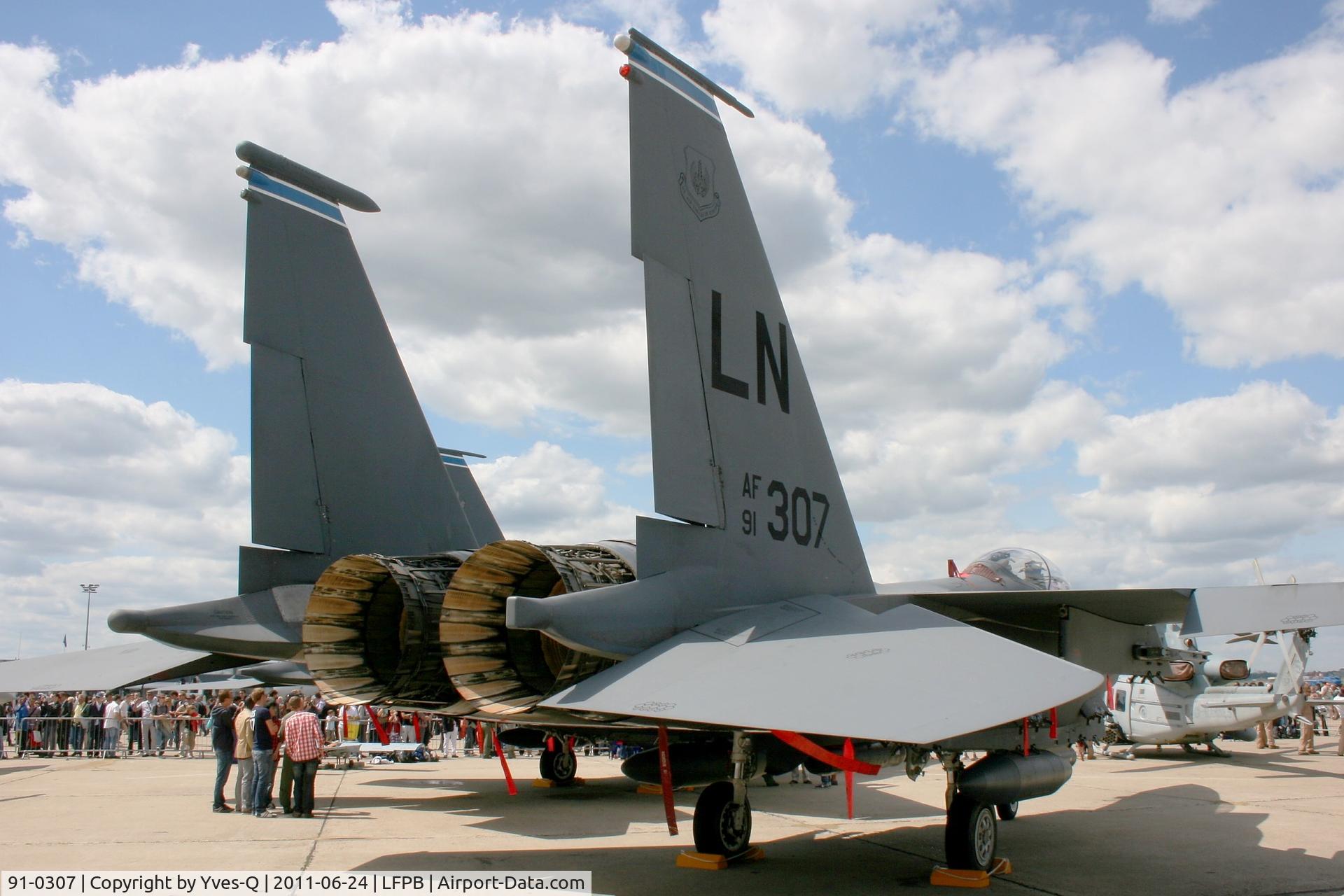 91-0307, 1991 McDonnell Douglas F-15E Strike Eagle C/N 1214, McDonnell Douglas F-15 E Strike Eagle, USAF Static Park, Paris-Le Bourget Air Show 2011. It has blue and white stripes of the 492FS from the 48FW based at Lakenheath.