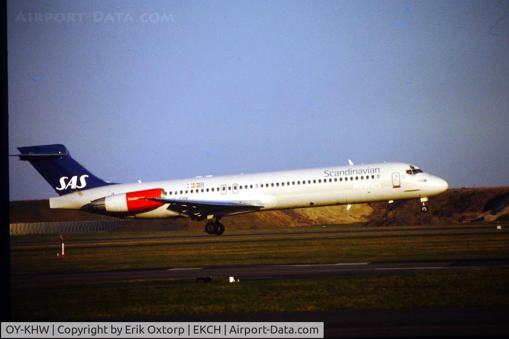 OY-KHW, 1992 McDonnell Douglas MD-87 (DC-9-87) C/N 53348, OY-KHW Landings on rw 22R. It is rather unsual, that 22R are used for landings