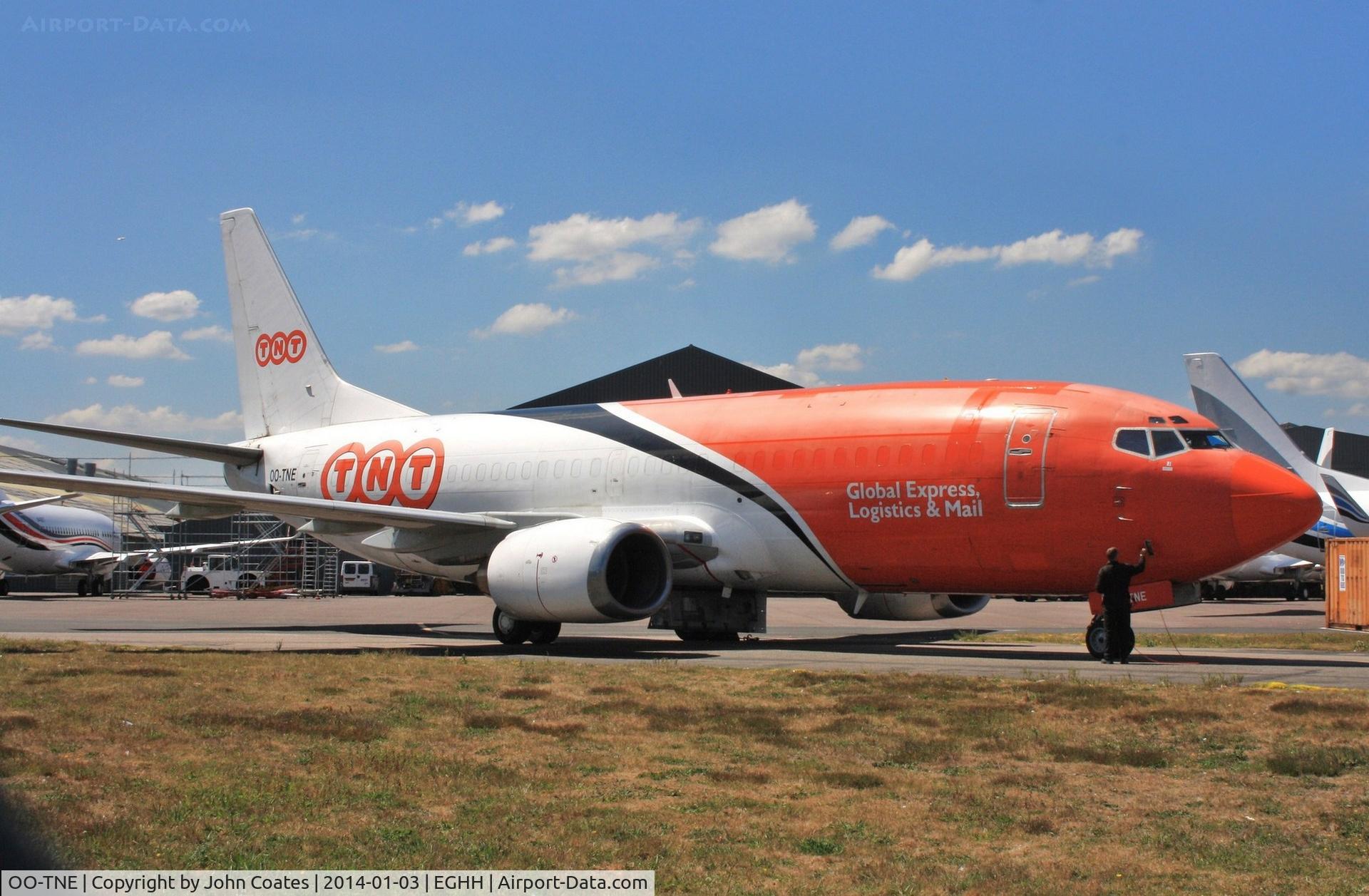 OO-TNE, 1986 Boeing 737-3Q8 C/N 23535, Receiving attention at European Aviation