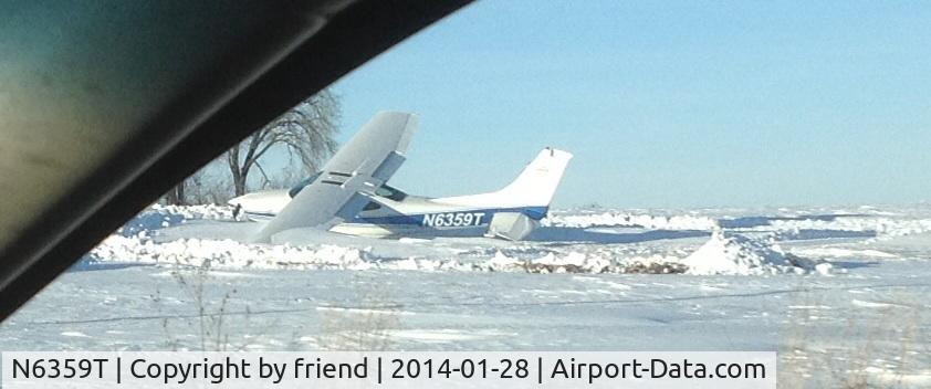 N6359T, 1984 Cessna R182 Skylane RG C/N R18201995, along IL Rt 72 between
Forreston and Leaf River