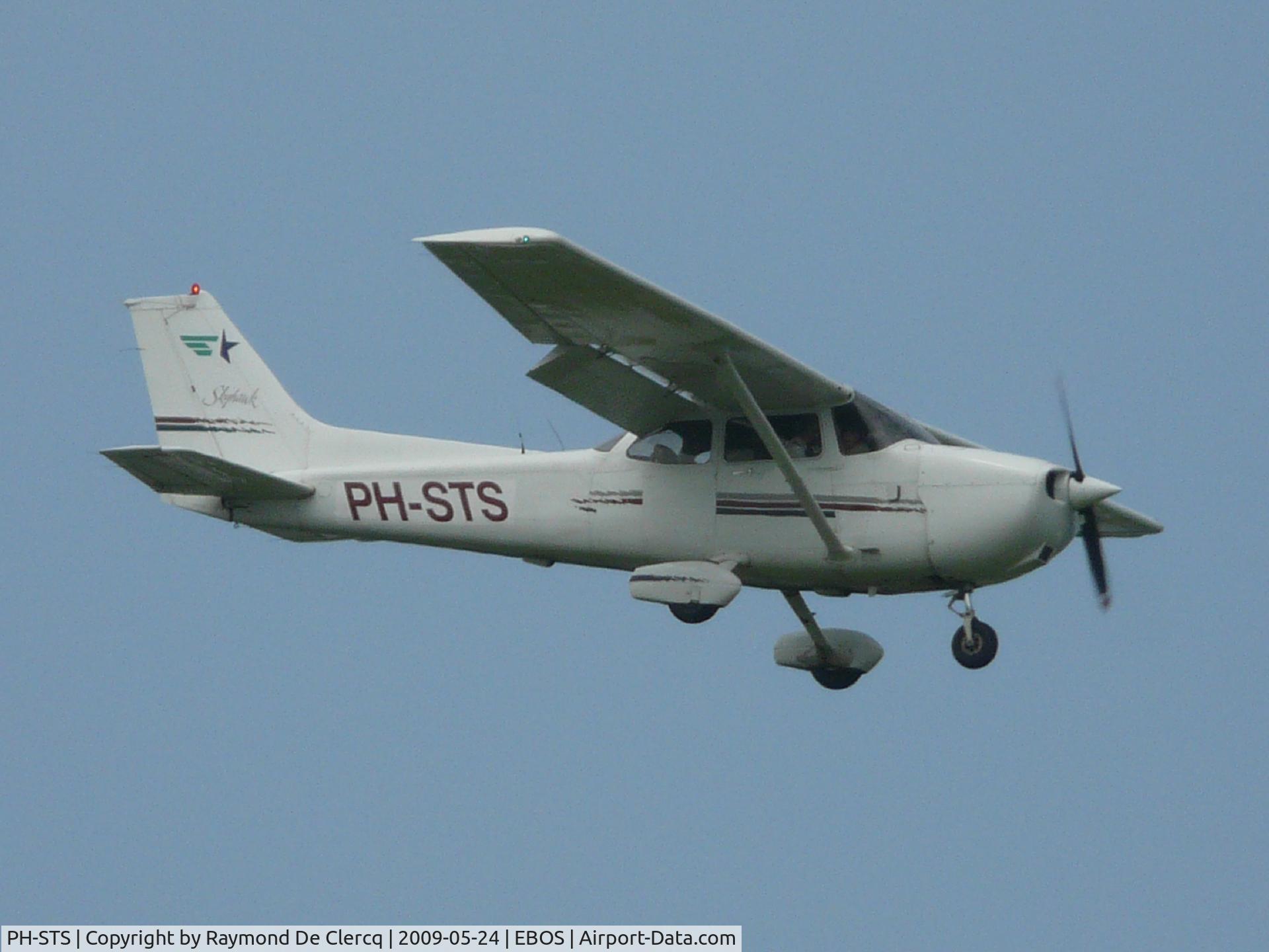 PH-STS, Cessna 172R Skyhawk C/N 17280332, Landing at Ostend Airport on 2009-05-24
