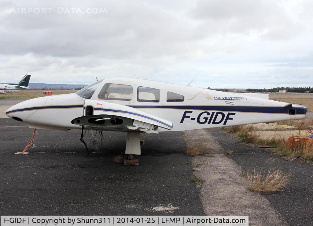 F-GIDF, Piper PA-44-180 Seminole C/N 44-8195005, Dismantled in front of his Airclub... on maintenance ?
