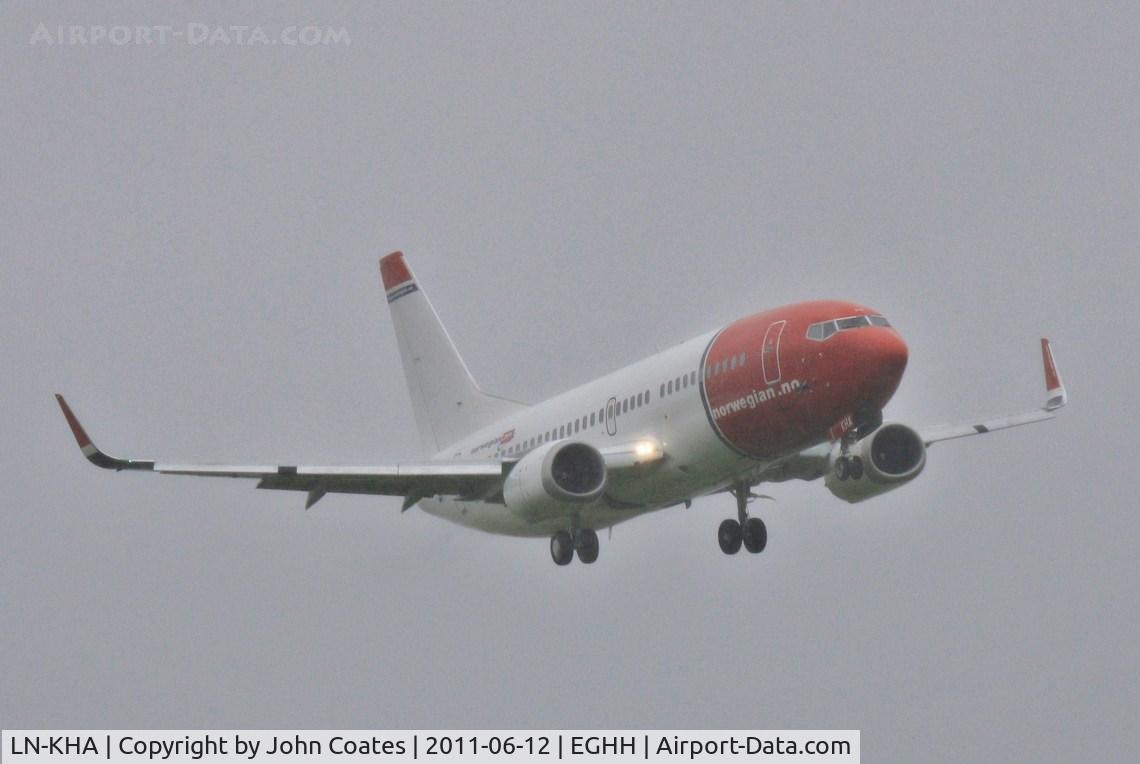 LN-KHA, 1998 Boeing 737-31S C/N 29100, Lining up for low approach in rotten weather