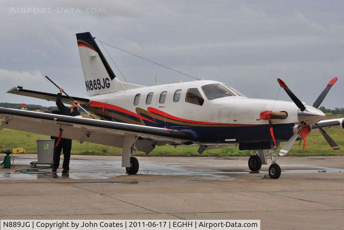 N889JG, Socata TBM-700 C/N 553, Receiving a wash and brush up.