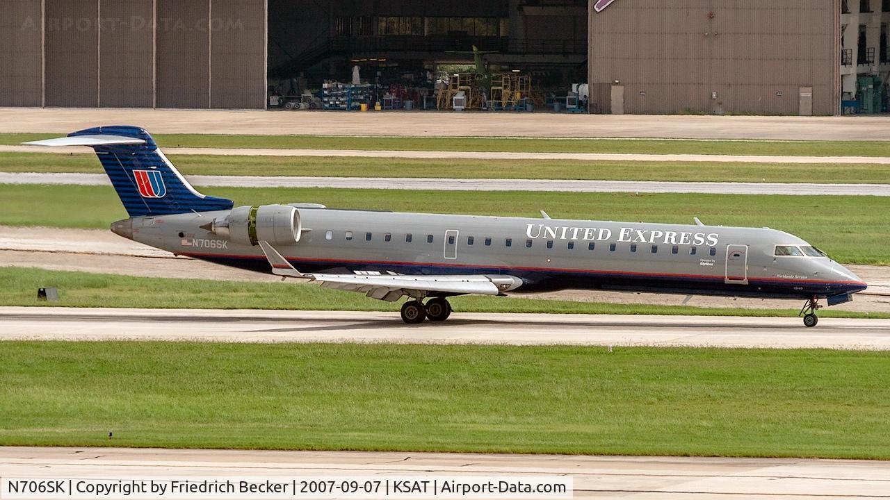 N706SK, 2004 Bombardier CRJ-701 (CL-600-2C10) Regional Jet C/N 10149, decelerating after touchdown