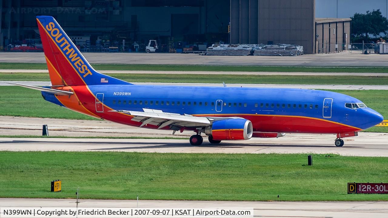 N399WN, 1995 Boeing 737-3H4 C/N 27693, decelerating after touchdown