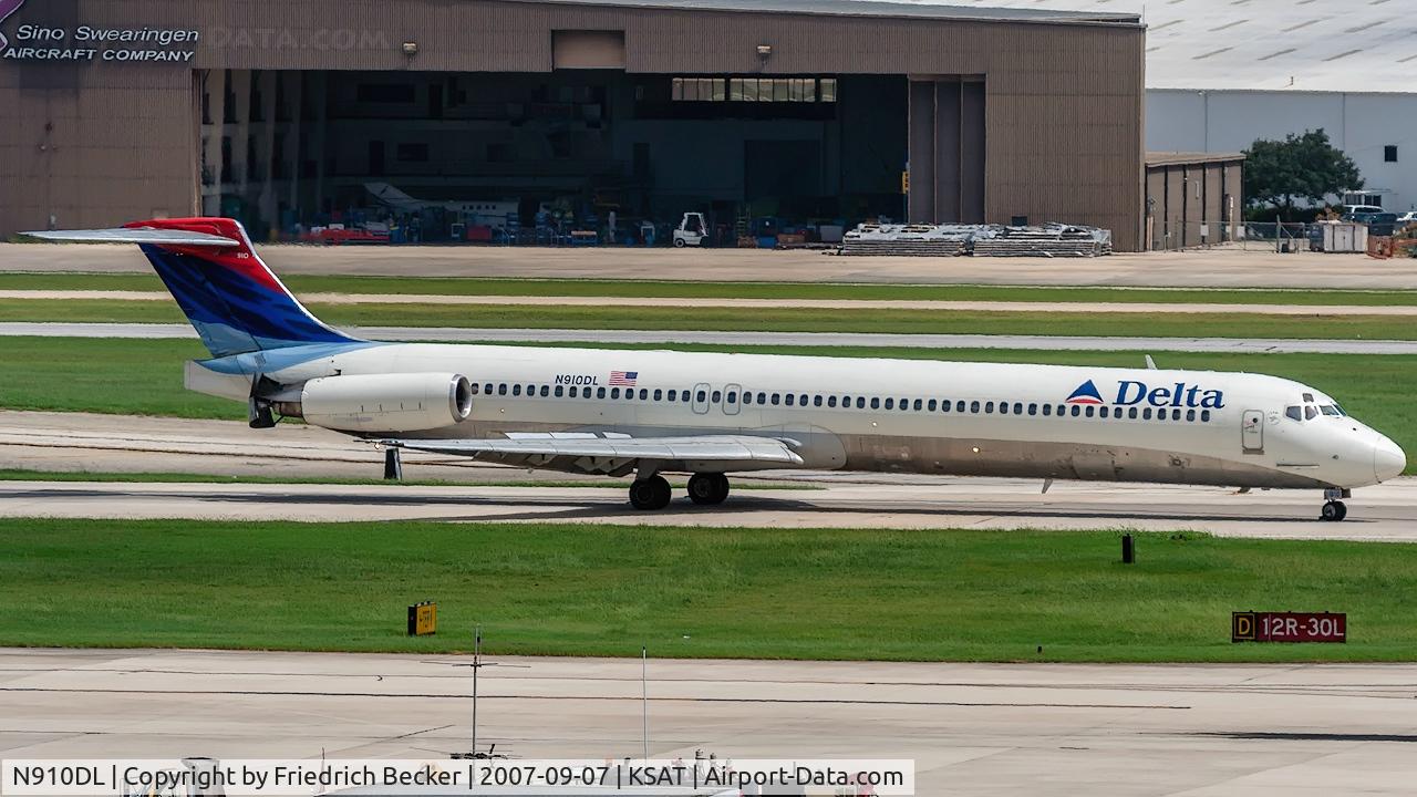 N910DL, 1987 McDonnell Douglas MD-88 C/N 49541, decelerating after touchdown