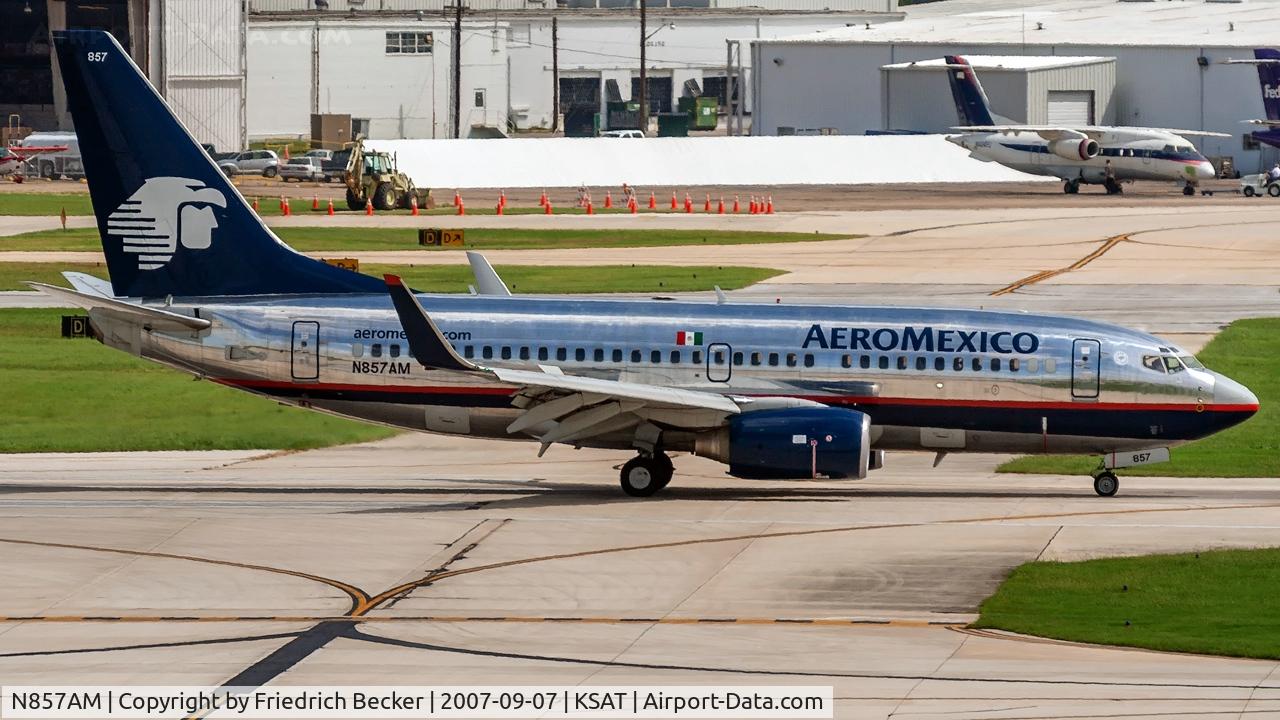N857AM, 2004 Boeing 737-752 C/N 33793, decelerating after touchdown