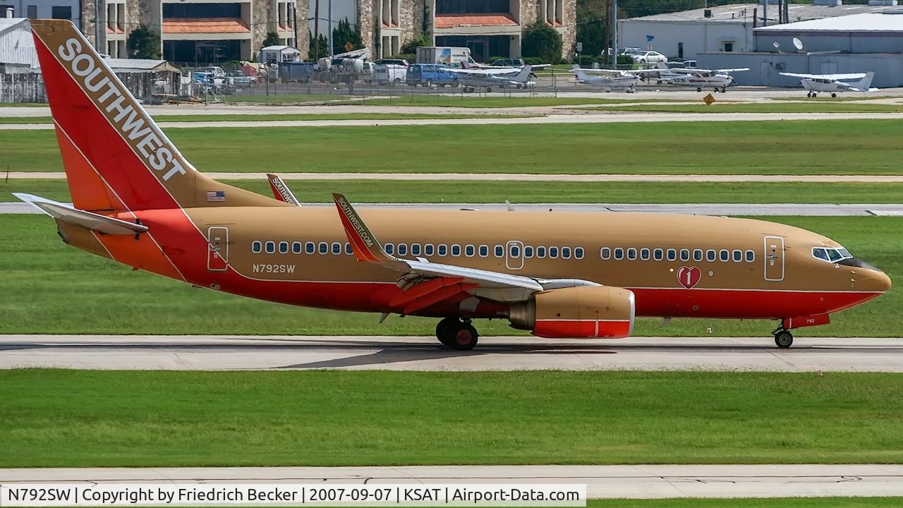 N792SW, 2000 Boeing 737-7H4 C/N 27887, decelerating after touchdown