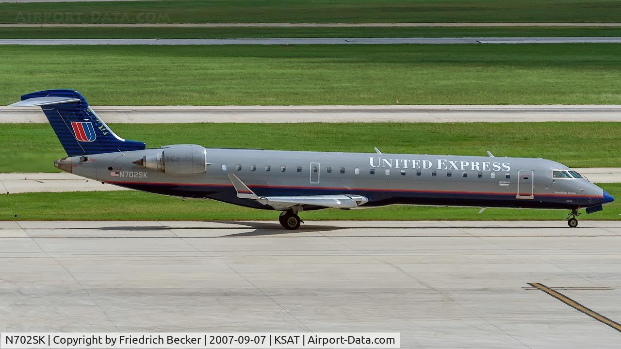 N702SK, 2004 Bombardier CRJ-701ER (CL-600-2C10) Regional Jet C/N 10136, taxying to the gate