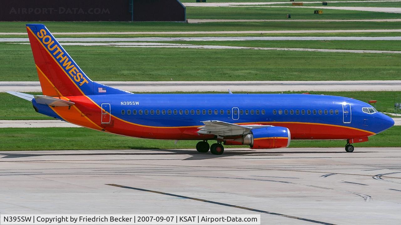 N395SW, 1994 Boeing 737-3H4 C/N 27689, taxying to the gate