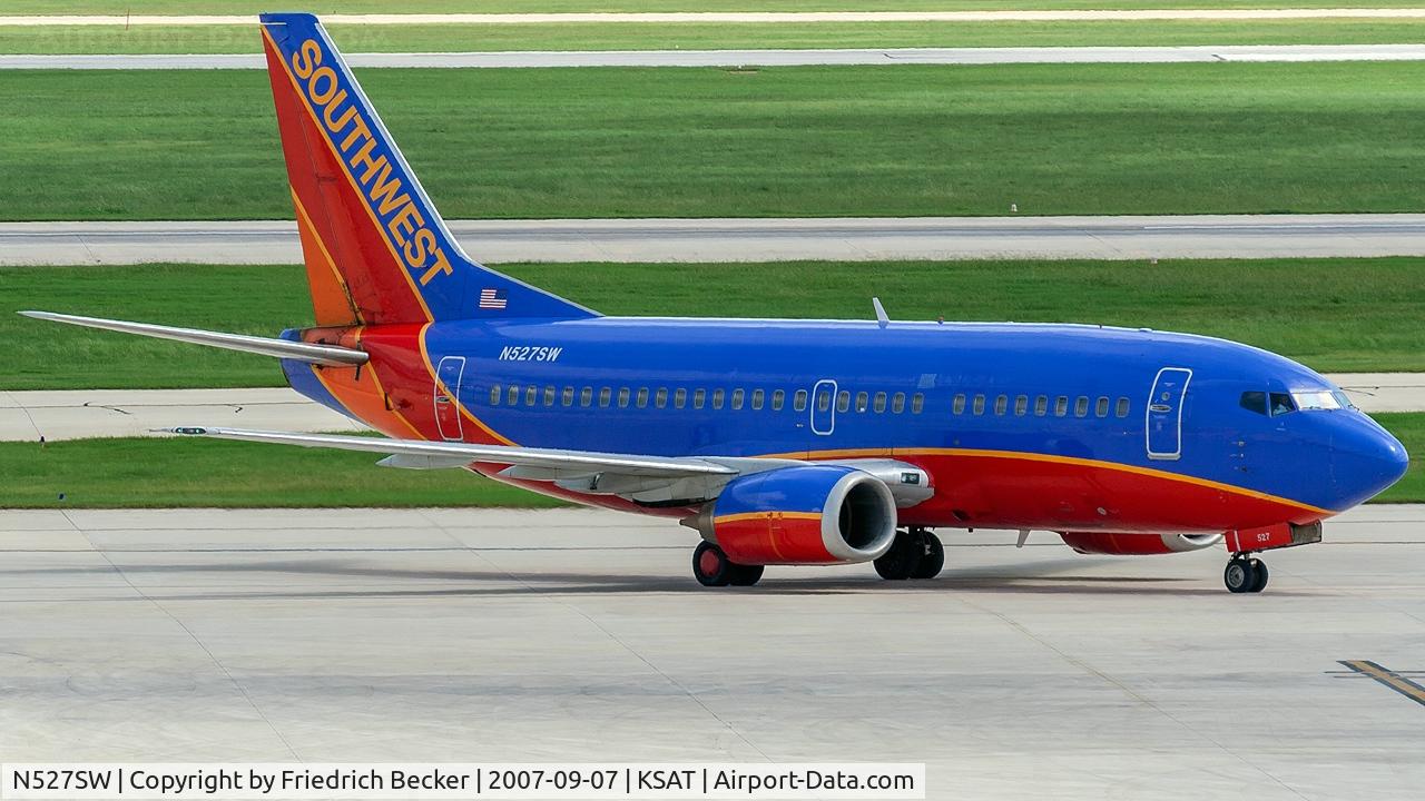 N527SW, 1992 Boeing 737-5H4 C/N 26569, taxying to the gate