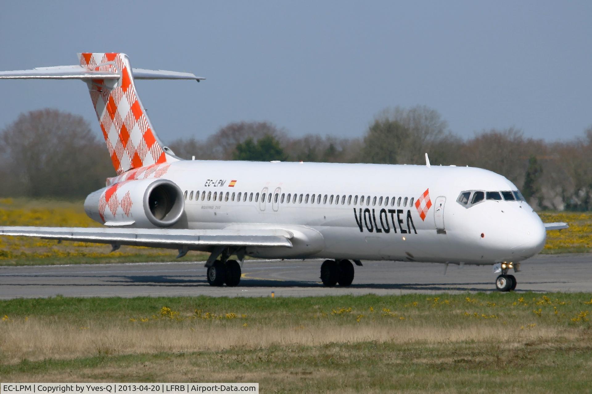 EC-LPM, 2005 Boeing 717-2BL C/N 55185, Boeing 717-2BL, Taxiing to boarding area, Brest-Bretagne Airport (LFRB-BES)