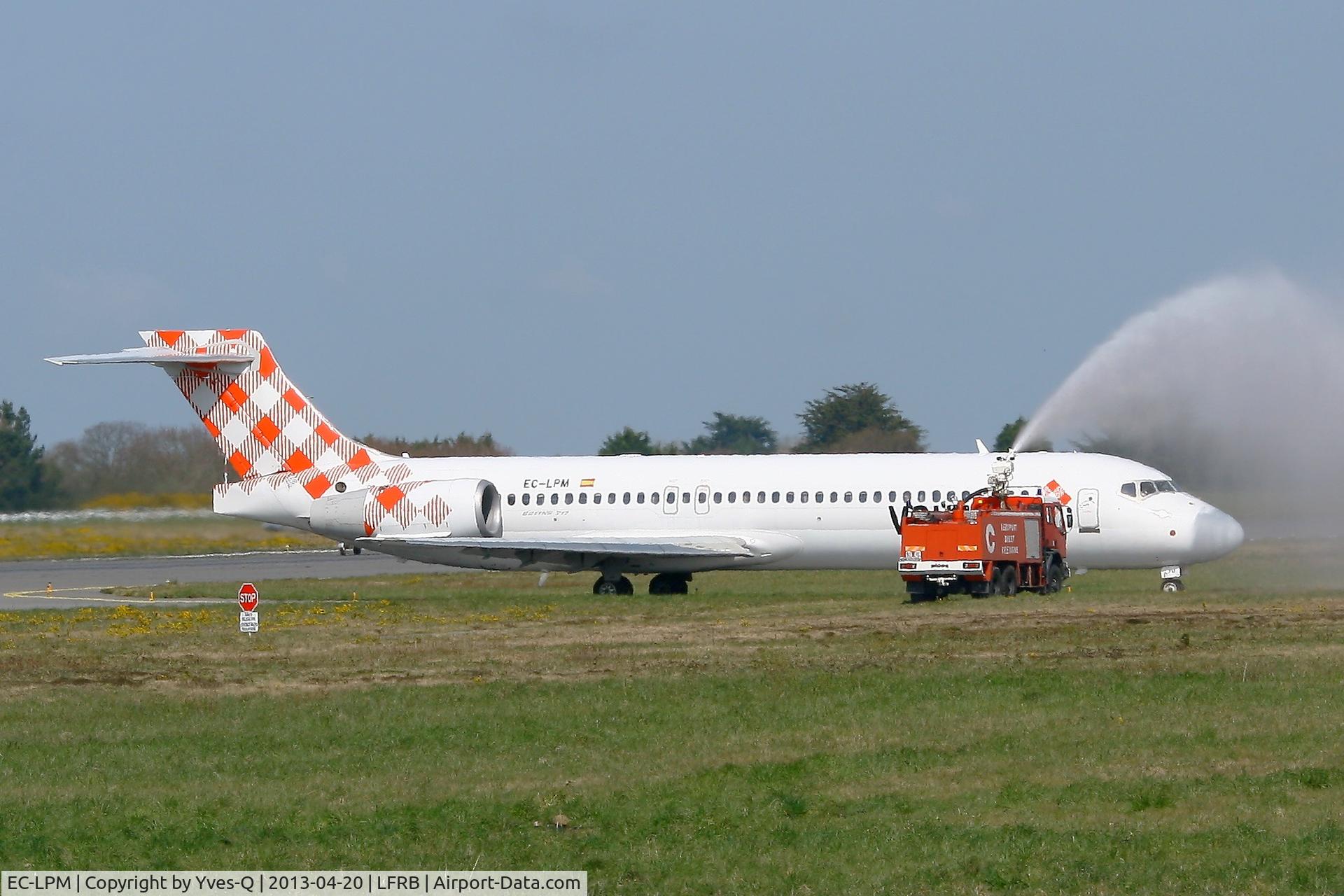 EC-LPM, 2005 Boeing 717-2BL C/N 55185, Boeing 717-2BL, Taxiing to boarding area, Brest-Bretagne Airport (LFRB-BES)