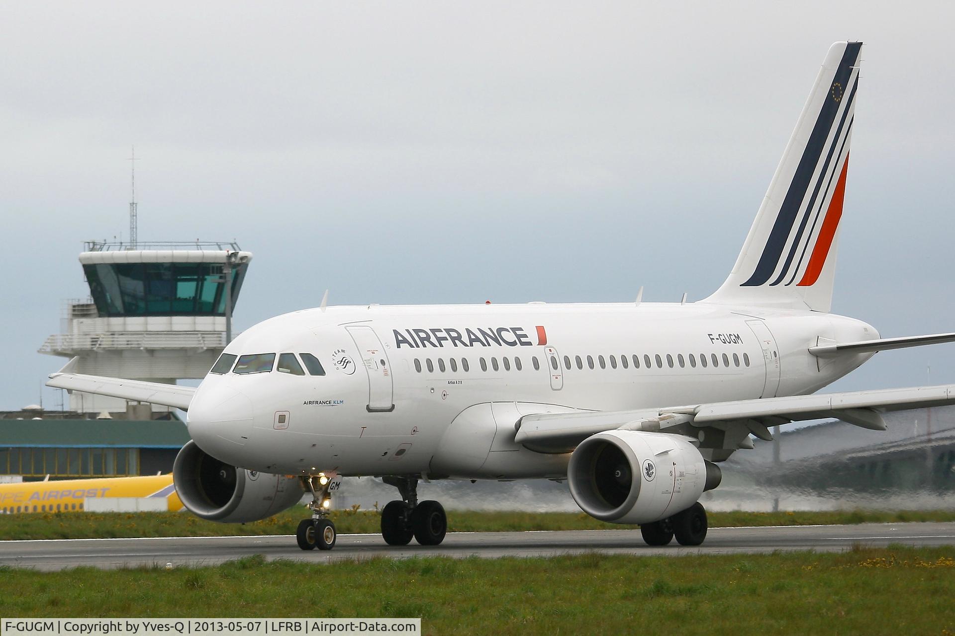 F-GUGM, 2006 Airbus A318-111 C/N 2750, Airbus A318-111, Taxiing to holding point Rwy 25L, Brest-Bretagne Airport (LFRB-BES)