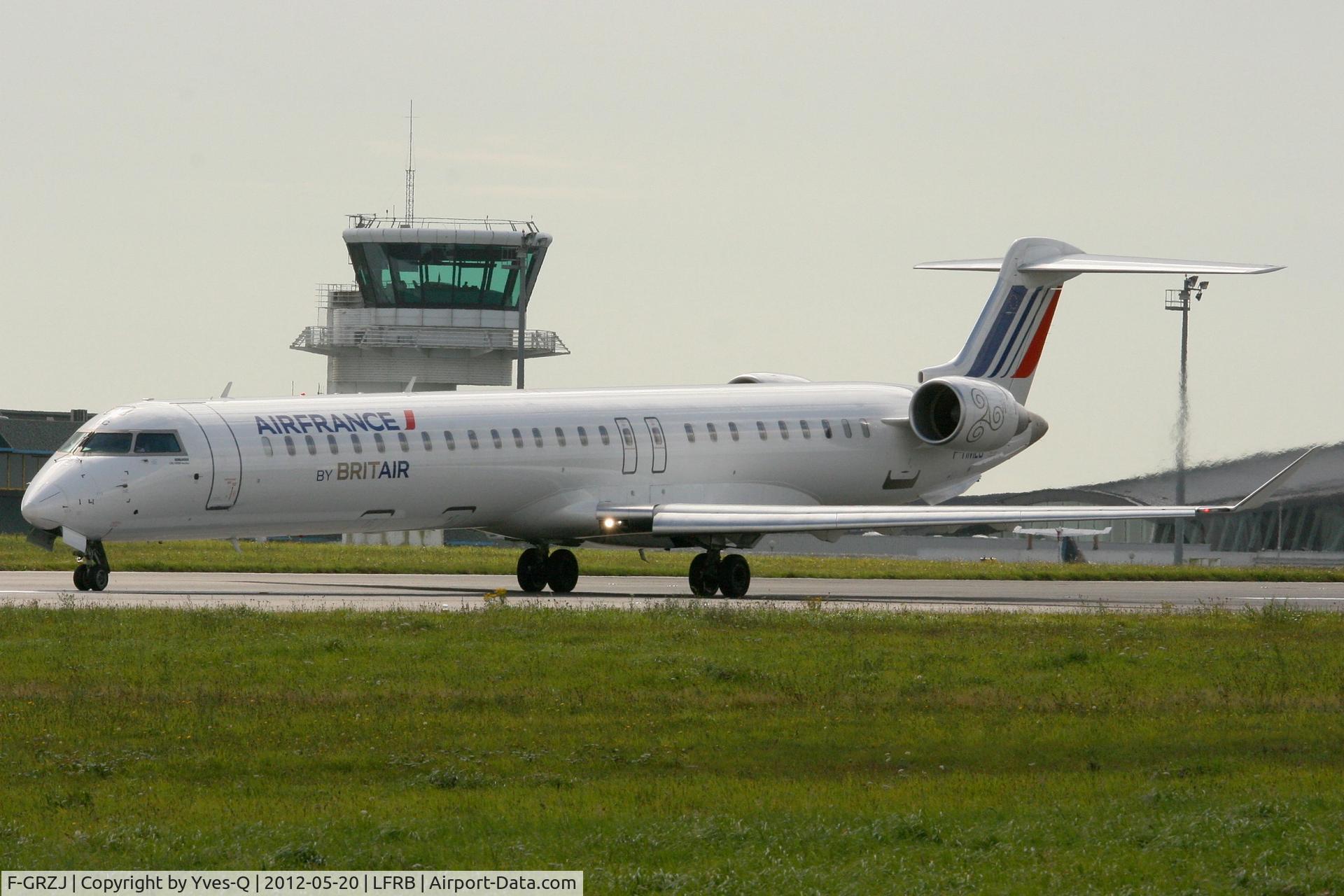 F-GRZJ, Canadair CRJ-702 (CL-600-2C10) Regional Jet C/N 10096, Canadair Regional Jet CRJ-702, Taxiing to holding point Rwy 25L, Brest-Bretagne Airport (LFRB-BES)