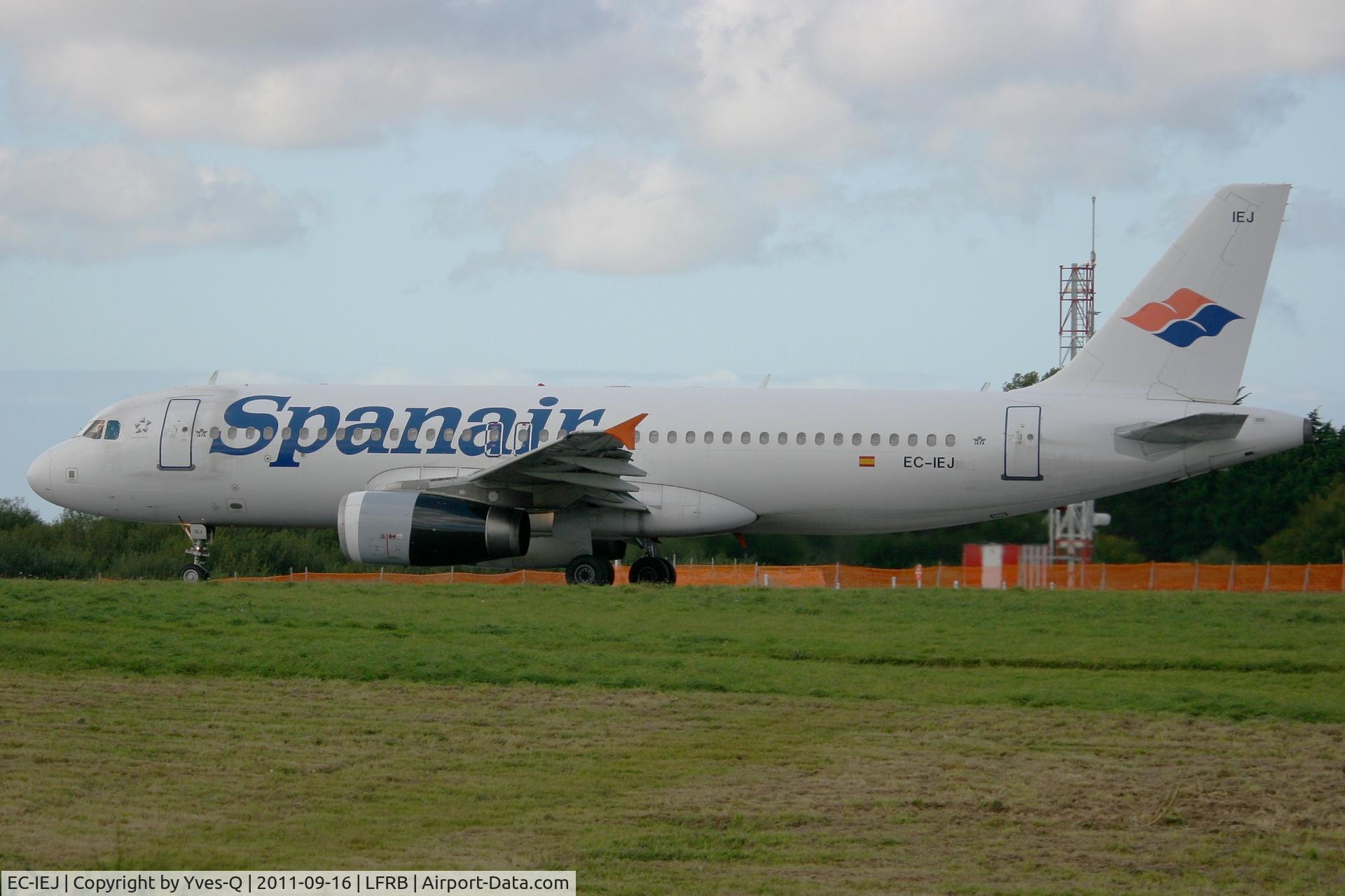 EC-IEJ, 2002 Airbus A320-232 C/N 1749, Airbus A320-232, Take off run Rwy 25L, Brest-Bretagne Airport (LFRB-BES)
