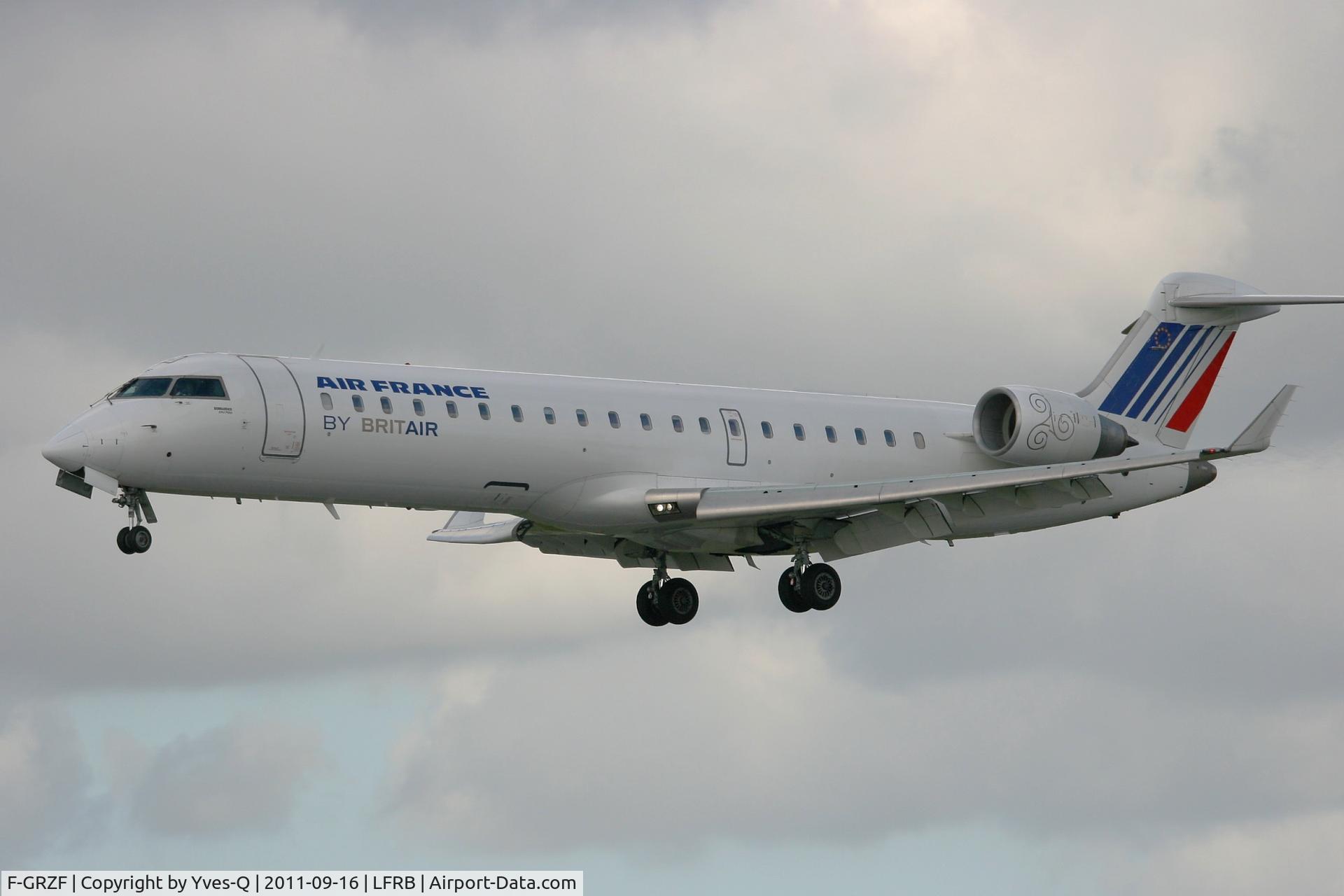F-GRZF, 2002 Canadair CRJ-700 (CL-600-2C10) Regional Jet C/N 10036, Canadair  Regional Jet CRJ-700, Short Approach Rwy 25L, Brest-Bretagne Airport (LFRB-BES)