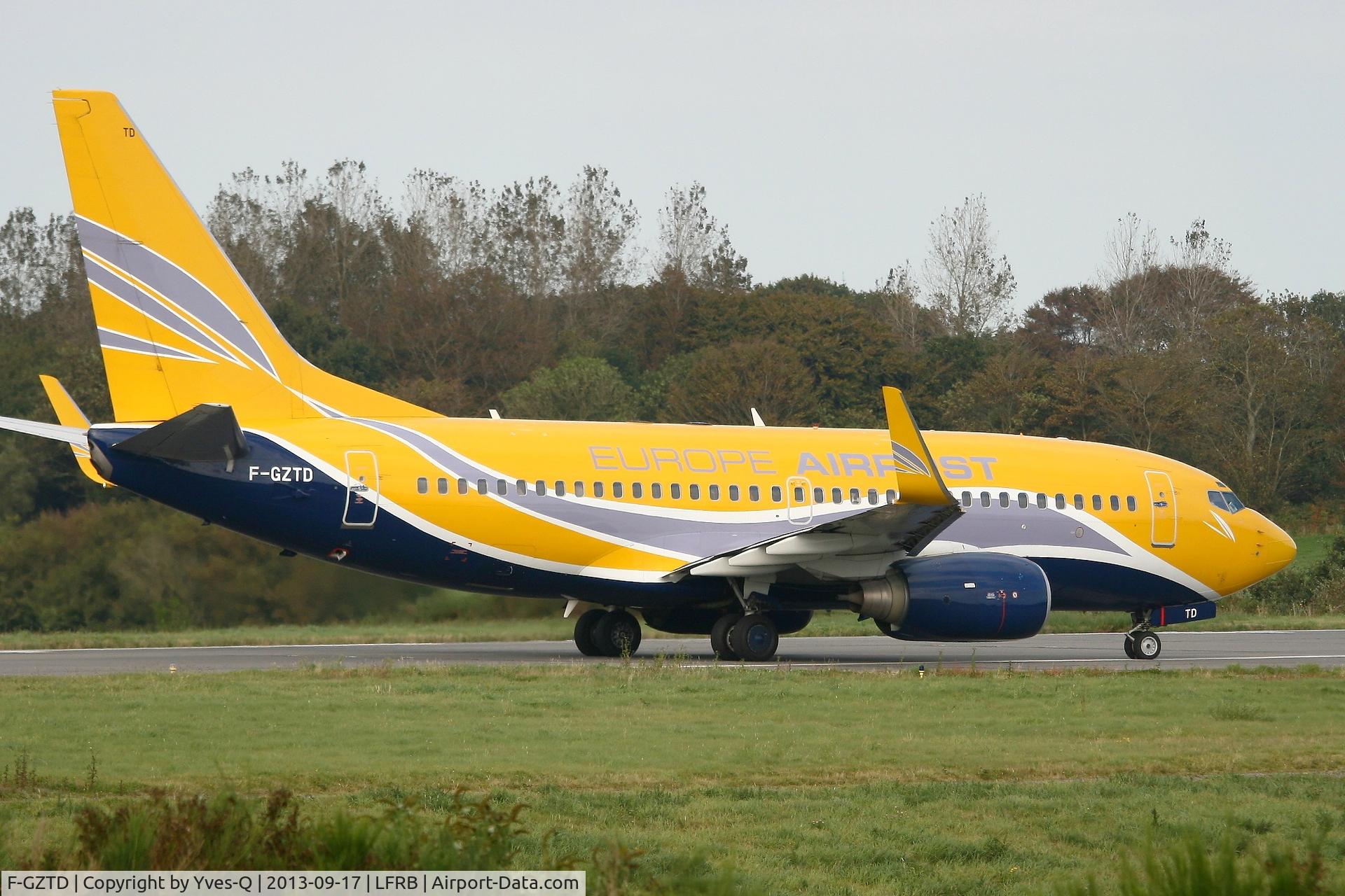 F-GZTD, 2003 Boeing 737-73V C/N 32418, Boeing 737-73V, Taxiing to holding point Rwy 25L, Brest-Bretagne Airport (LFRB-BES)