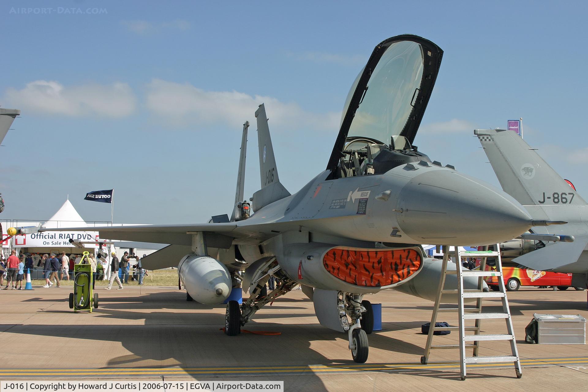 J-016, General Dynamics F-16AM Fighting Falcon C/N 6D-172, Actually an F-16AM. RIAT 2006; on static display. KLu/313 Sqn.