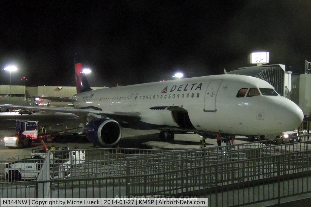 N344NW, 1993 Airbus A320-212 C/N 388, Getting ready for the flight to LAX