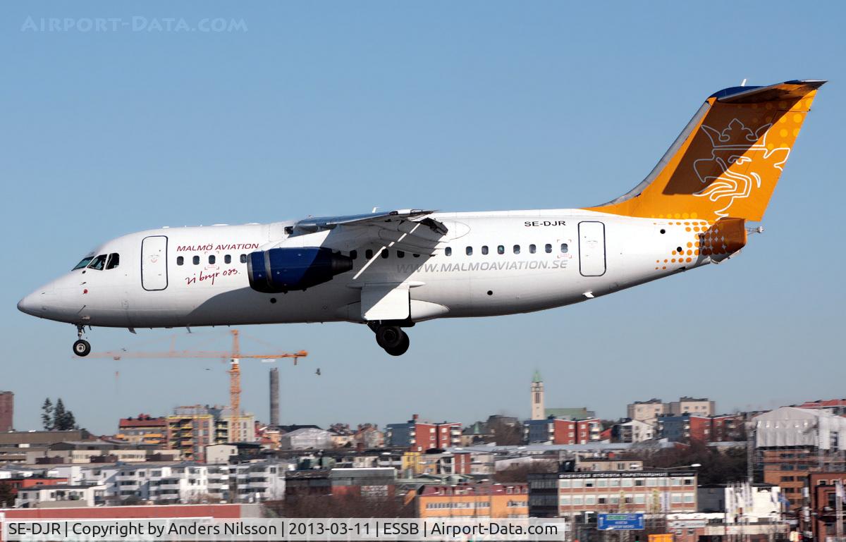 SE-DJR, 2001 BAE Systems Avro 146-RJ85 C/N E.2392, On short final for runway 30.